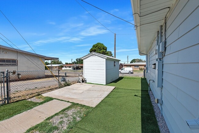 Building Photo - 3 Bedroom 2 Bath Conveniently Located House!