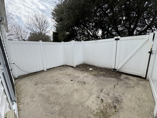 Building Photo - 3900-3AA4 Sterling Pointe Dr