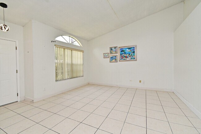 Building Photo - 1,850 Sq Ft 3-Bed, 2-Bath Orlando Home – L...