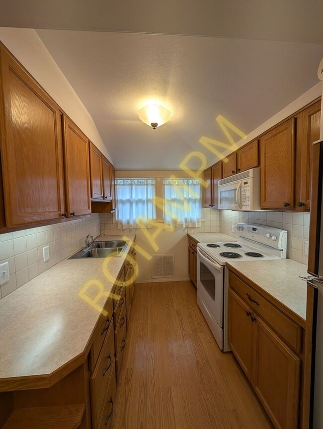 Building Photo - Charming Vintage 2 bed 1 bath home