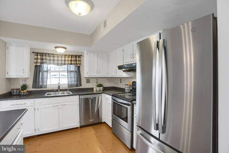 Building Photo - 5737 Sunset View Ln