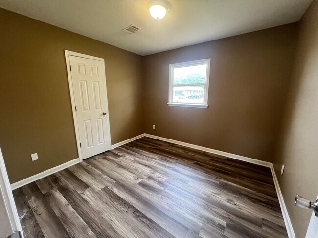 Building Photo - 3 bedroom 1 bathroom single level home