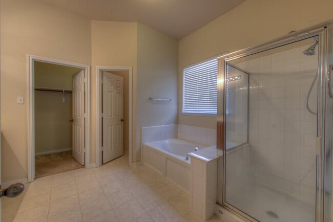 Building Photo - Quality home on cul-de-sac in quiet commun...