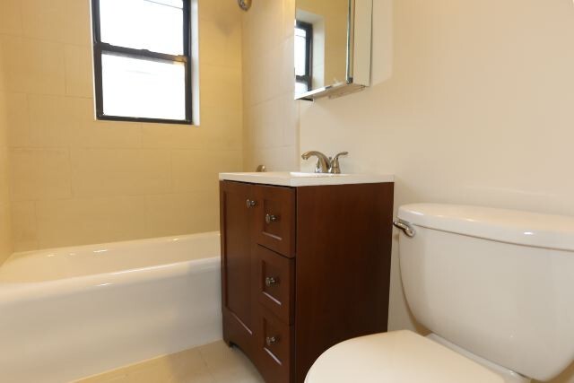 Building Photo - 4043.5 N Ashland Ave