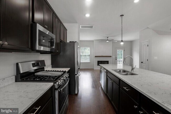 Building Photo - 2437 Drake Ln