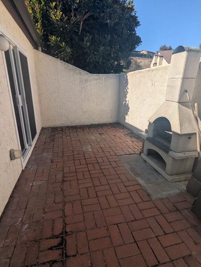 Building Photo - 3 Bedroom 2 Bathroom Single Story Home in ...