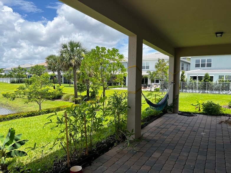Covered patio - Lanai full width of the house - 1418 Evergreen Ter