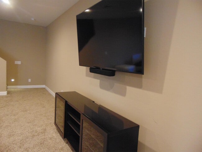 Building Photo - 1494 Varsity Dr
