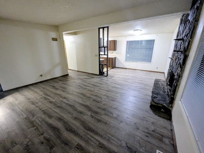 Building Photo - 4 BD/2BA Single Family Home in Dredge Lake area