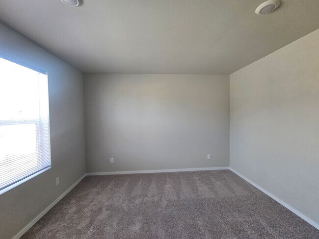Building Photo - Stunning 4-Bedroom Pet-Friendly Home for L...