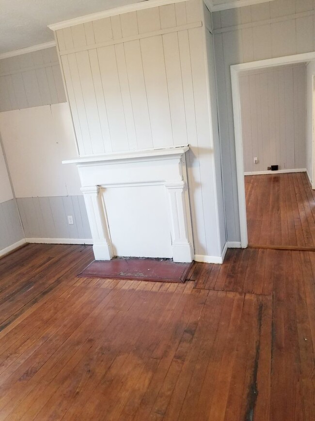 Building Photo - Two Bedroom Two Story Townhome Close to th...