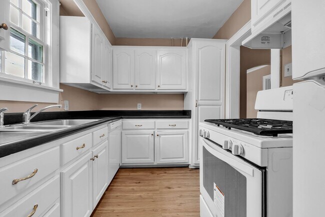 Building Photo - 2 bed 1 bath by the University of Memphis