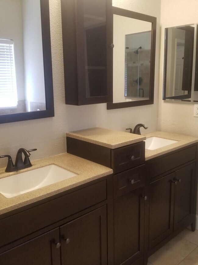Building Photo - Nice single level Lincoln Crossing Home on...