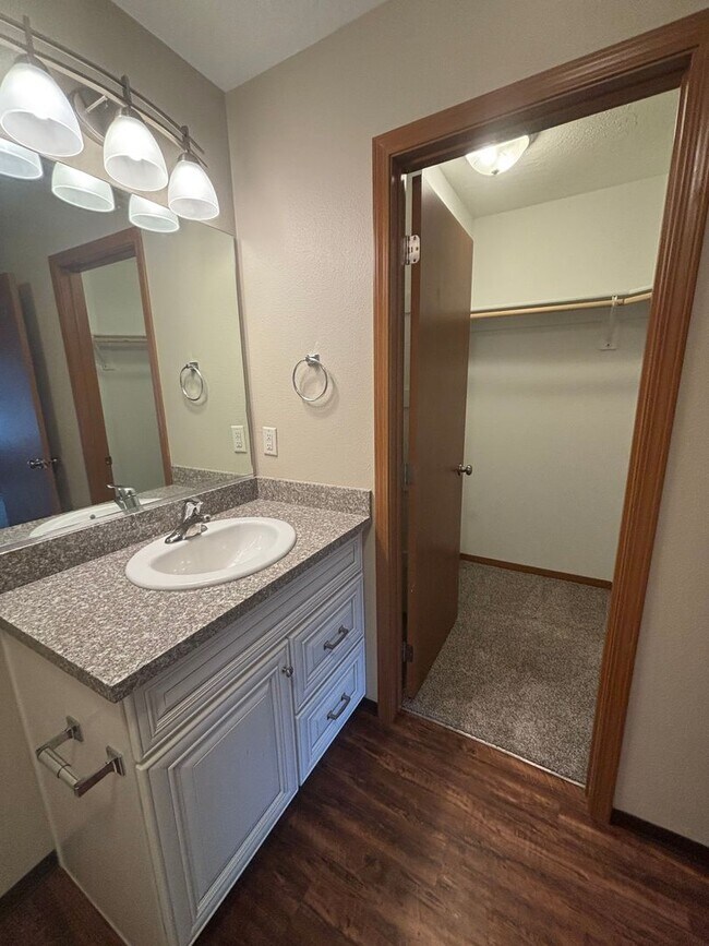 Building Photo - NEWLY UPDATED 4 bed / 2.5 BATH - Desirable Spokane Valley