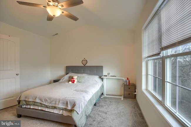 Building Photo - 30 Parkview Dr