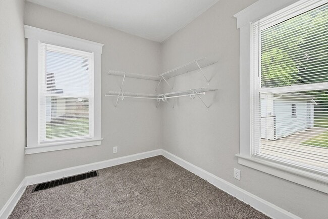 Building Photo - CHEVIOT: Charming 4 bed 2.5 bath 1 car detached garage