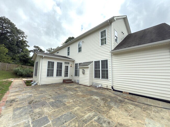 Building Photo - Spacious 4 Bed 5.5 Bath Home in Annandale,...