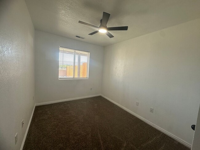 Building Photo - Great 3 bedroom, 2 bathroom home in Hurricane!!