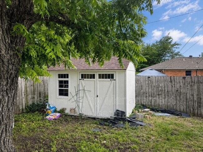 Building Photo - 409 La Salle Dr