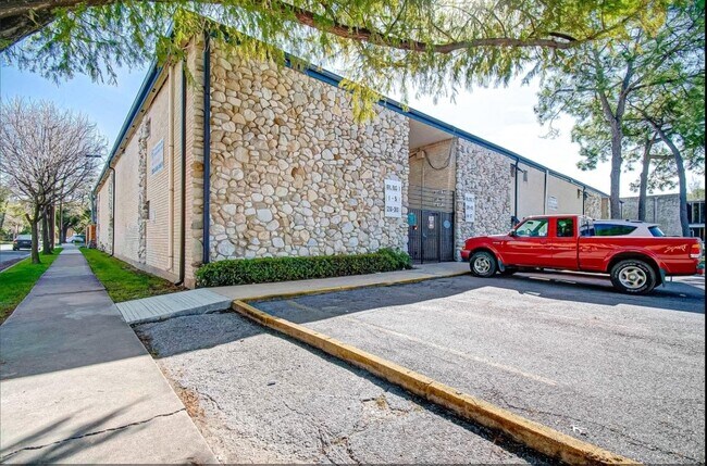 Building Photo - 1903 Commonwealth St