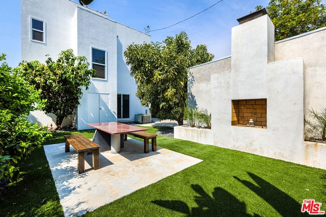 Building Photo - 8718 Rosewood Ave