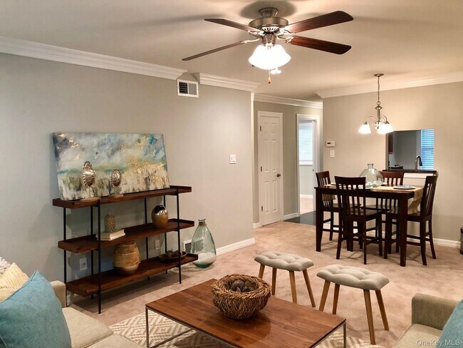 Building Photo - 17 Country Club Dr