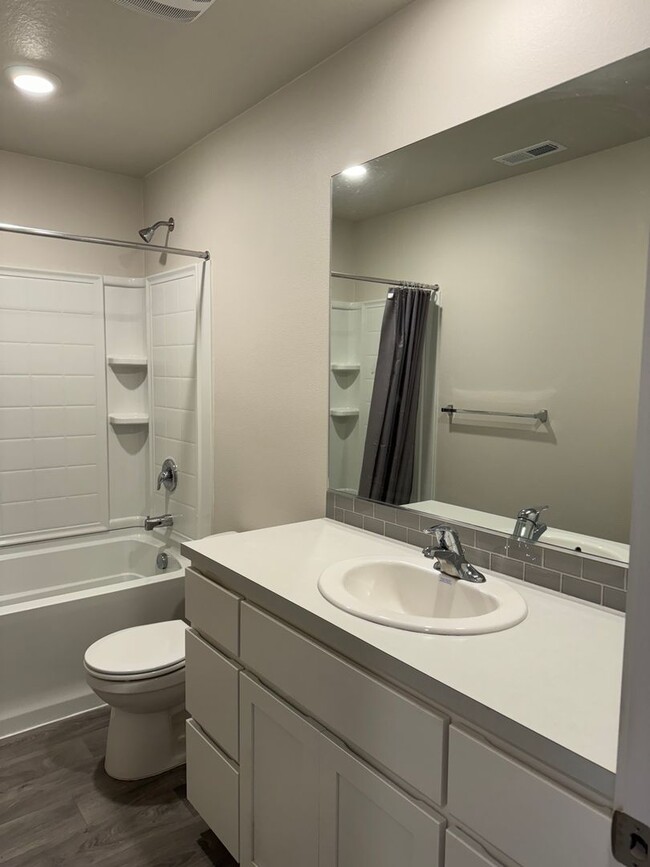 Building Photo - 4 bedroom 2.5 bathrooms in the beautiful M...