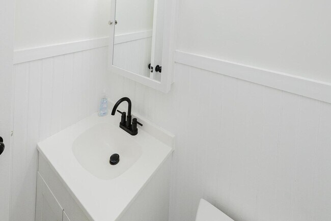 Building Photo - 2825 Hinde Ave