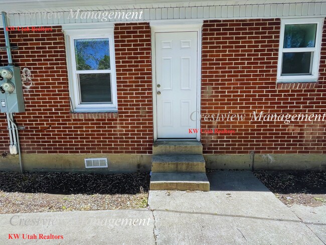 Building Photo - 452 E Lambourne Ave