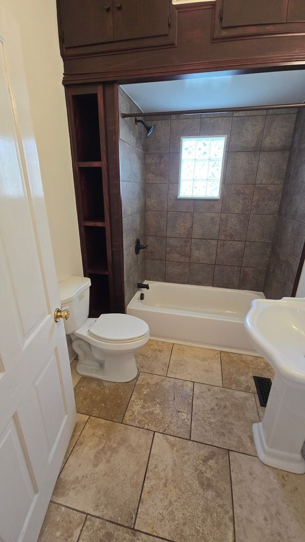 Building Photo - Short Term Lease at $1200/month- Pre-Leasing for Fall at $1900/month [Olympia]