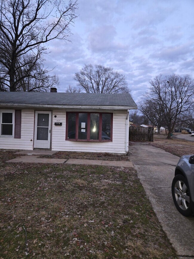 Building Photo - 1617 Parklane Dr