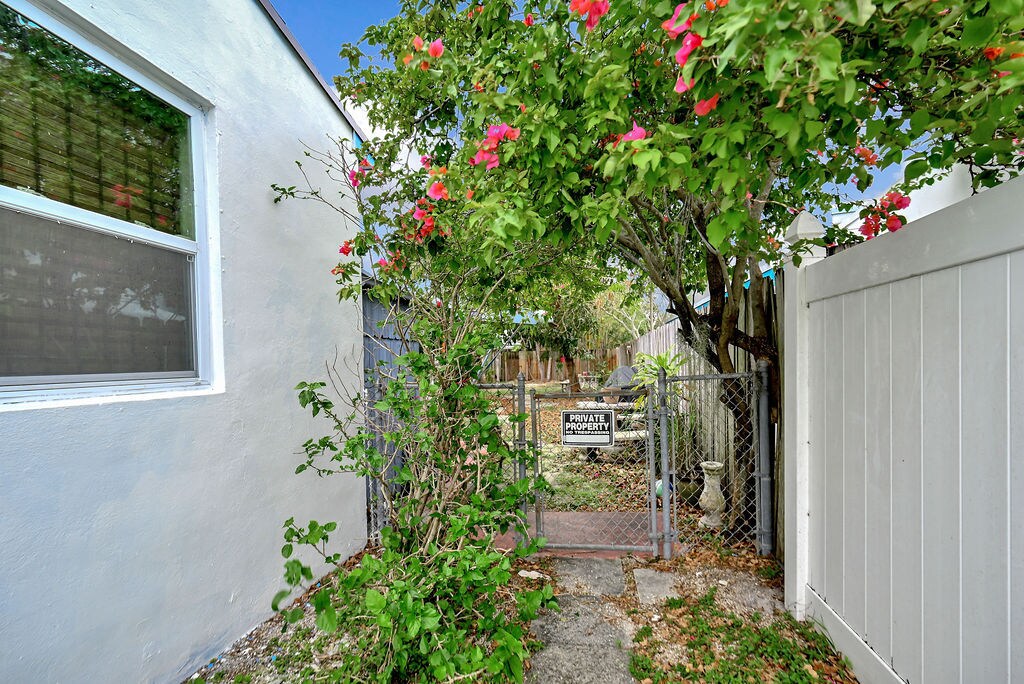 Building Photo - 2419 Coolidge St