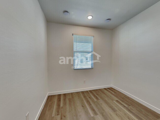 Building Photo - 9728 W Parkway Dr