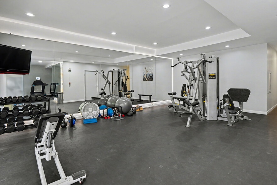 Building Photo - 2700 Cahuenga Blvd E