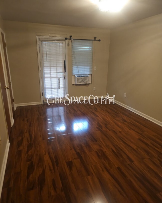 Building Photo - "Charming 2-Bed Townhouse Retreat on Fleming Road – Spacious Comfort in Charleston!"