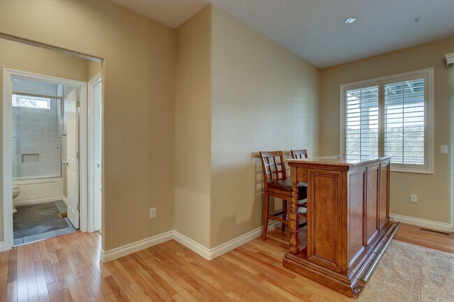 Building Photo - Incredible Home with Lake Views!