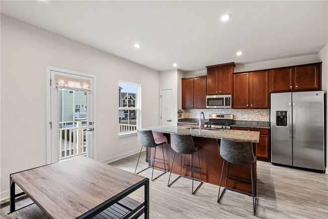 Building Photo - Newer Construction 3 Story Condo!