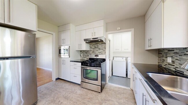 Building Photo - 203 W Brookside Dr