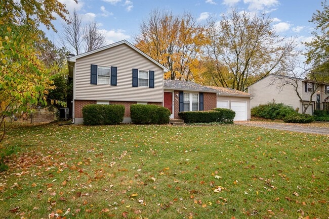 Building Photo - Inviting home with private fenced yard for pets