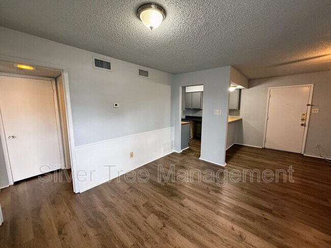 Building Photo - 4820 Wellesley Ave