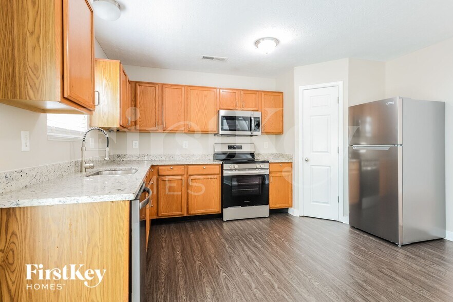 Building Photo - 7025 Village Oaks Dr