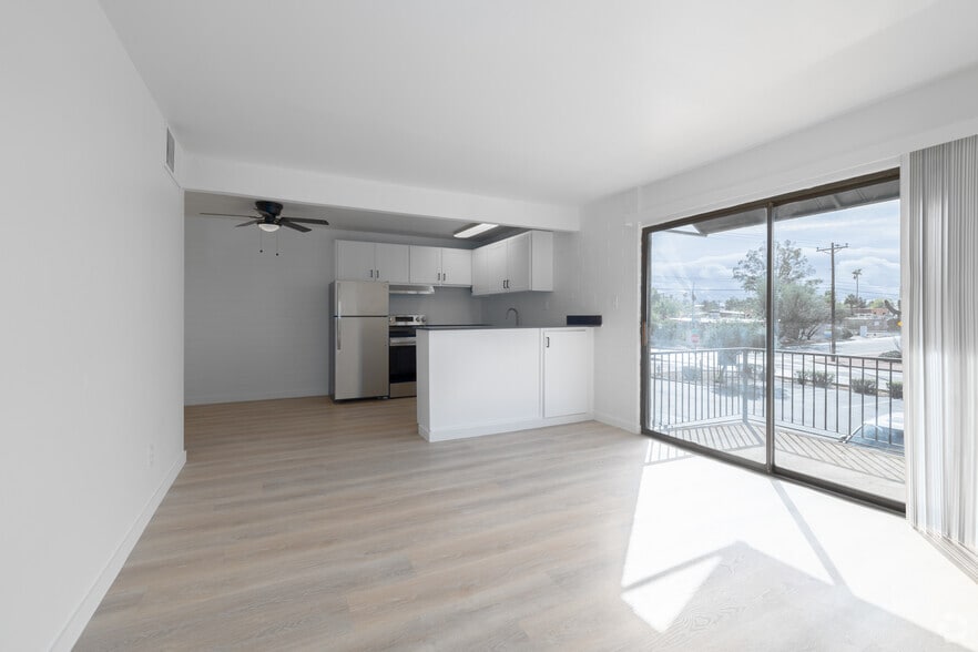 1BR, 1BA - 600SF - Living Room - Royal Palms Apartments