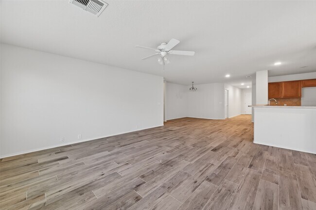 Building Photo - 827 Honeysuckle Vine Dr