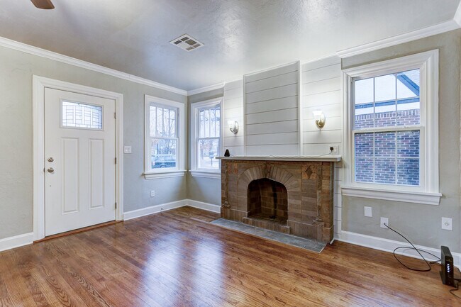 Building Photo - Charming 3-bedroom, 1-bathroom house - Available now!