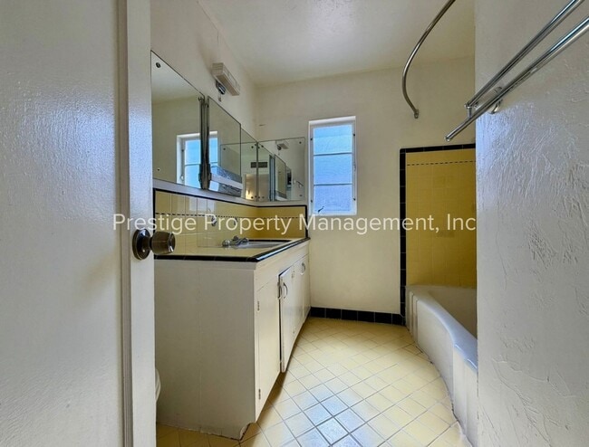 Building Photo - 3210 E Linden St