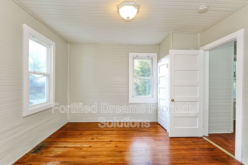 Building Photo - 1704 Lincoln Ave