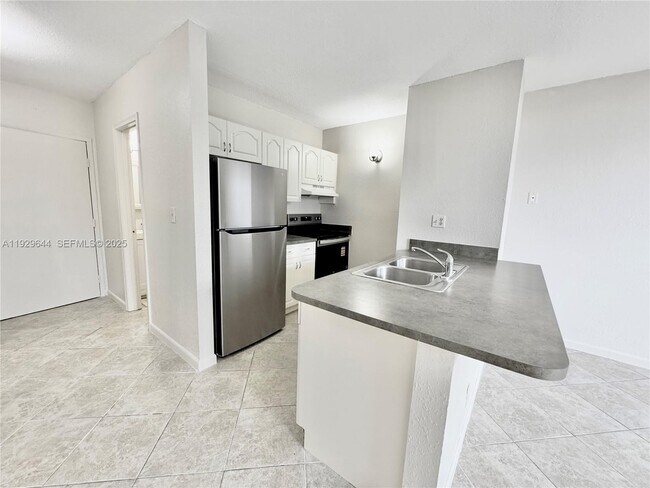 Building Photo - 2401 Riverside Dr