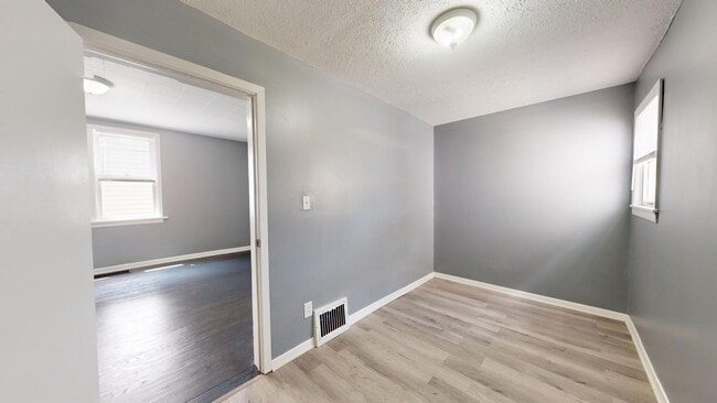 Building Photo - ** AVAILABLE OCTOBER 2025 *** Old Brooklyn...