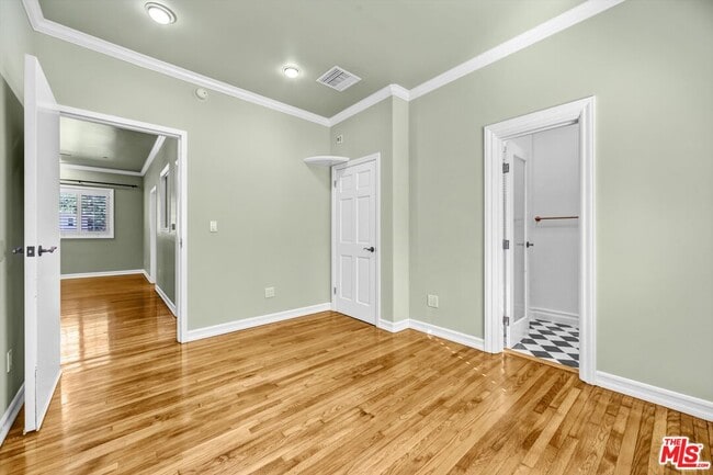 Building Photo - 3930 La Crescenta Ave