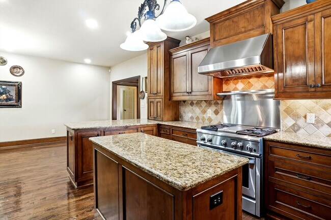 Building Photo - 2412 Emerald Cir